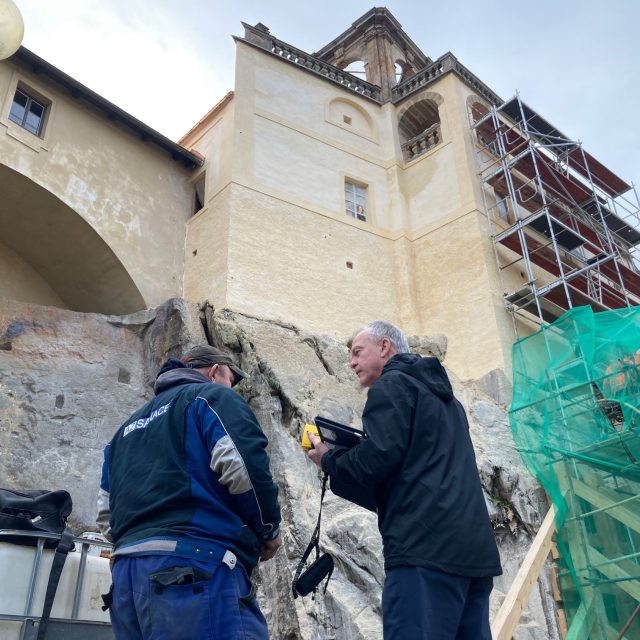 Skalní masiv pod glorietem zámku v Děčíně zřejmě ukrývá tajnou chodbu | foto: RTG-Tengler