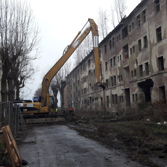 Bourání ruin domů v ulici Na Nivách v ústeckých Předlicích začalo | foto: Jan Bachorík,  Český rozhlas