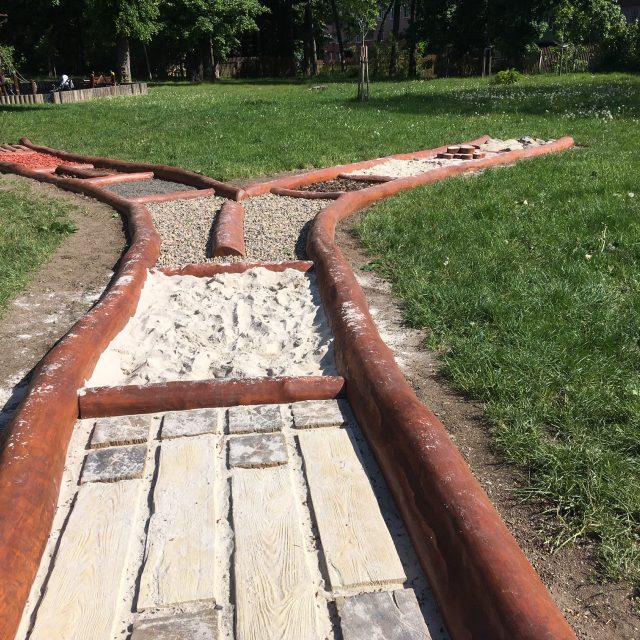 Stezku pro bosé nohy mají nově v Jirkově | foto: Jan Beneš,  Český rozhlas