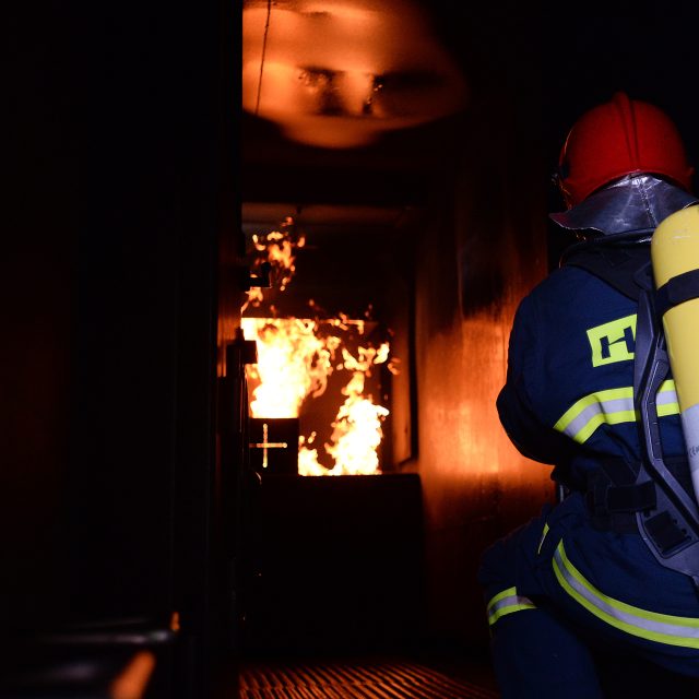 Hasič při zásahu  (ilustrační foto) | foto: Jan Ptáček,  Český rozhlas