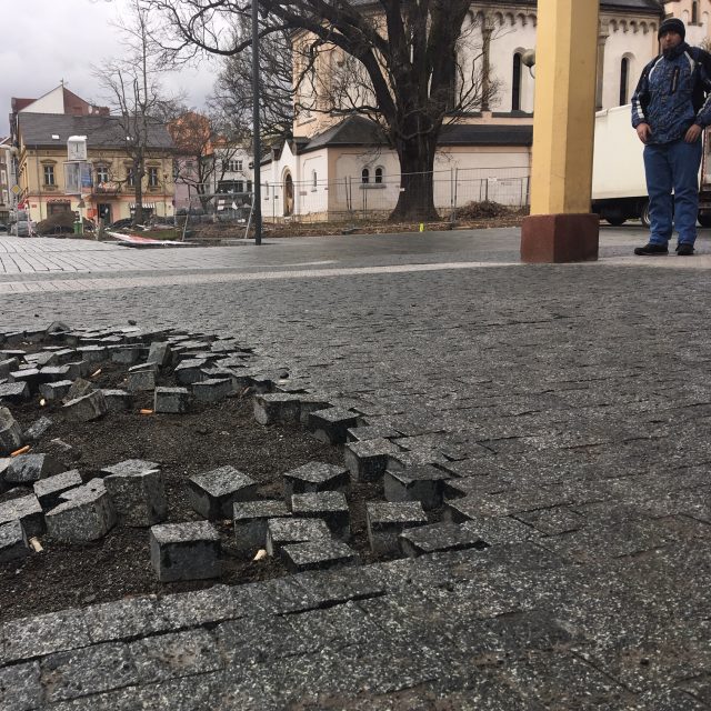 V nově zrekonstruované ulici Prokopa Holého se propadá dlažba | foto: Daniela Pilařová,  Český rozhlas