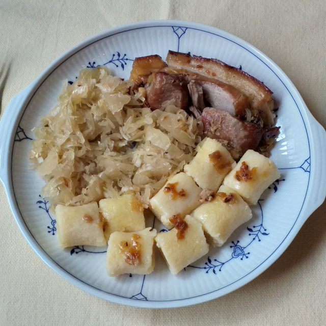 Pečený bůček s bramborovými špalíky a zelím | foto: Stanislava Brádlová,  Český rozhlas