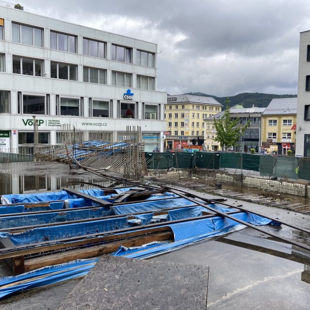 Rozestavěná parcela je na Mírovém náměstí v Ústí nad Labem už patnáctým rokem | foto: Gabriela Hauptvogelová,  Český rozhlas