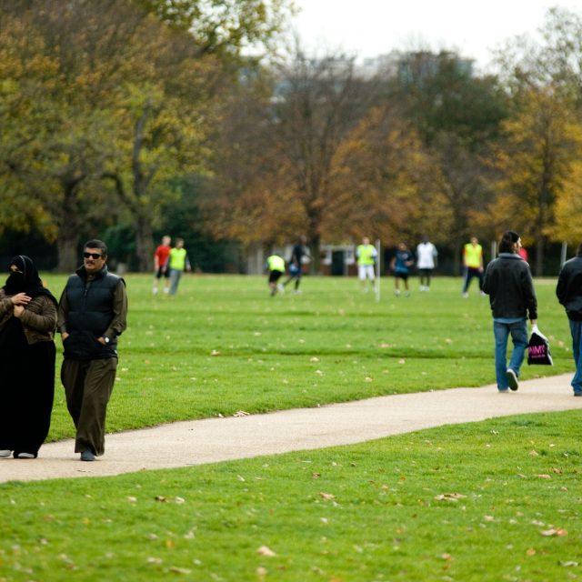 Muslimové v parku | foto: Fotobanka Profimedia