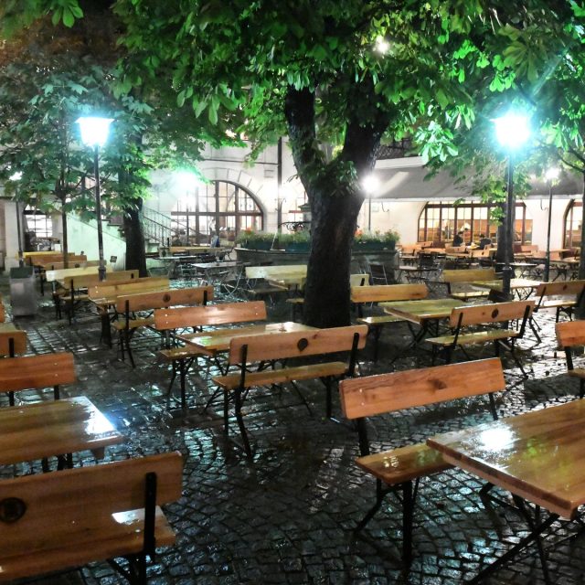 Pivní zahrada v Mnichově,  kde jindy probíhá Oktoberfest | foto: Fotobanka Profimedia