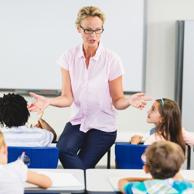 Učitel,  třída,  děti,  tabule | foto: Profimedia