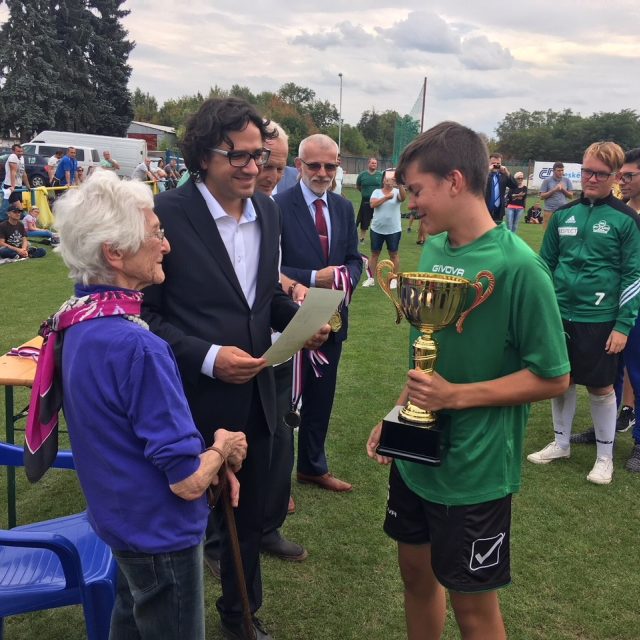 Předávání cen vítězům vzpomínkového fotbalového klání | foto: Daniela Pilařová,  Český rozhlas