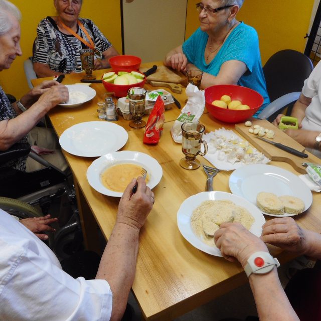 Klienti jednoho z domovů pro seniory v Mostě spolu čas od času vaří,  prospívá to procvičování poznávacích funkcí,  společně si i zavzpomínají | foto: Petra Hreňuková