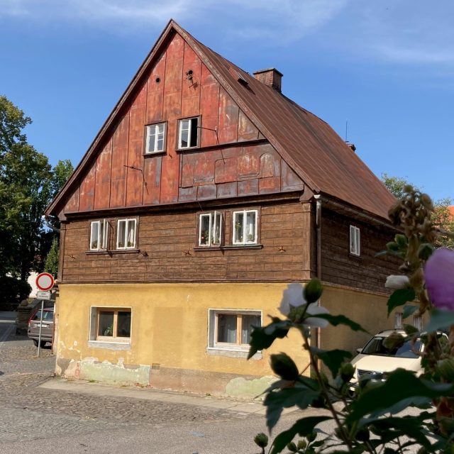 Průčelí domu v České Kamenici kdysi zdobil pohyblivý orloj  | foto: Daniela Pilařová,  Český rozhlas