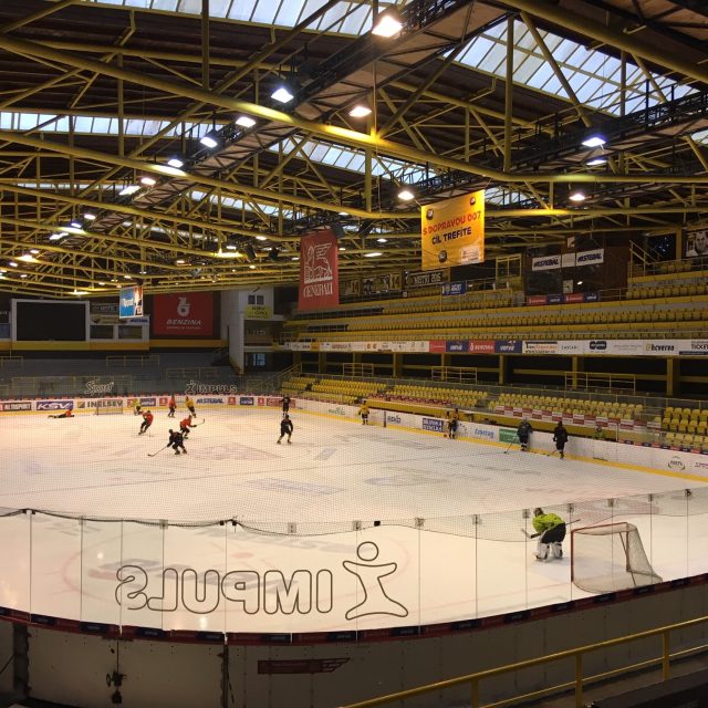 Stadion současný stav,  protilehlou tribunu nahradí nová | foto: Jan Beneš,  Český rozhlas