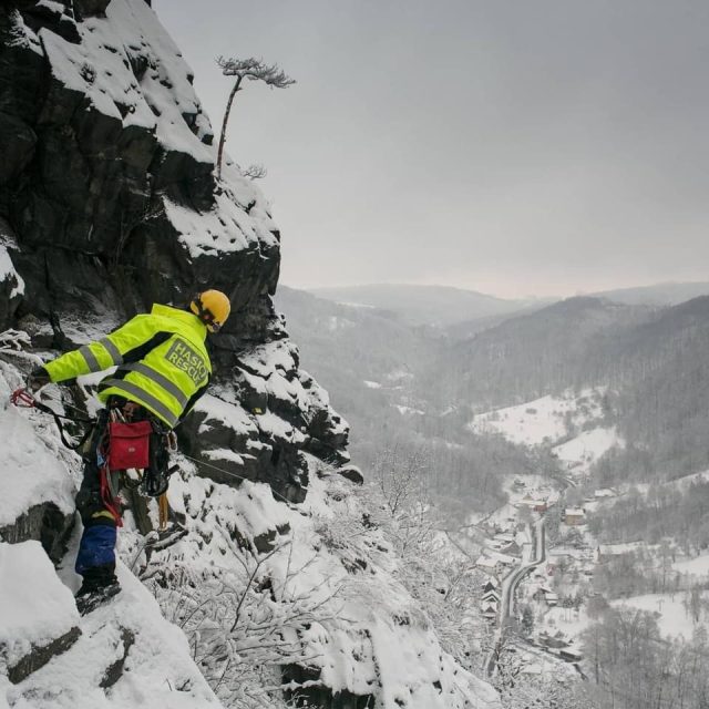 Z přírodní rezervace Vrabinec zmizelo 7 ferrat. Ochránci přírody je nařídili odstranit kvůli hnízdění sokolů | foto: Hasiči-Rescue