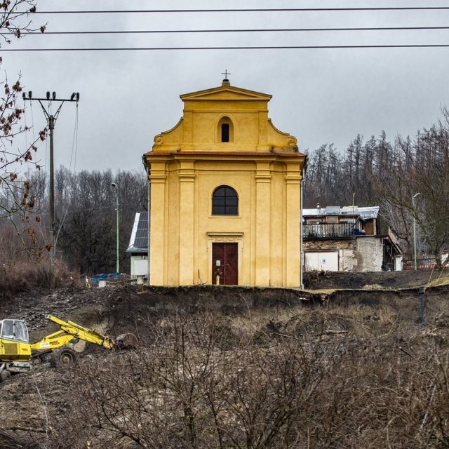 Žiželice,  práce na sesutém svahu u tamní kaple | foto: Robin Röhrich,  Český rozhlas