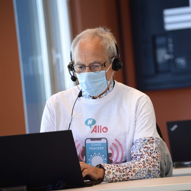 Telefonní operátor obvolává kontakty lidí nakažených koronavirem  (ilustr. obr.) | foto: Profimedia