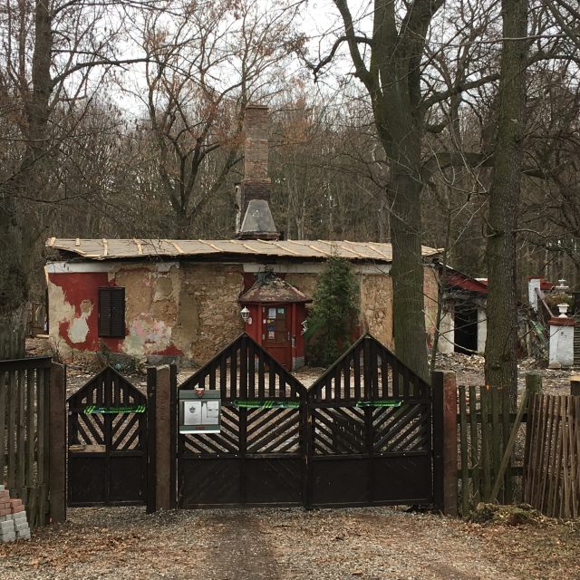 Oheň loni v září zničil skoro celý zámeček Dvojhradí ve Mstišově | foto: Gabriela Hauptvogelová,  Český rozhlas