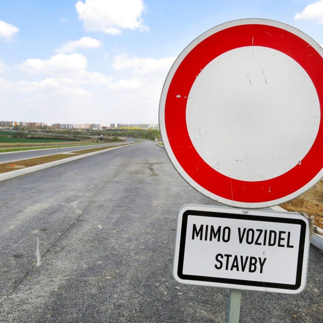 Zákaz vjezdu  (mimo vozidel stavby) | foto: Fotobanka Profimedia