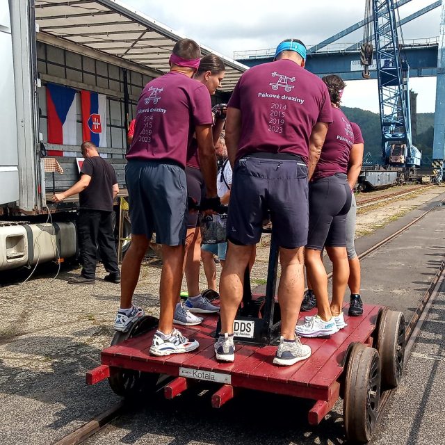 V Děčíně poměřují svou zručnost jezdci na pákových drezínách | foto: Jana Vitásková,  Český rozhlas