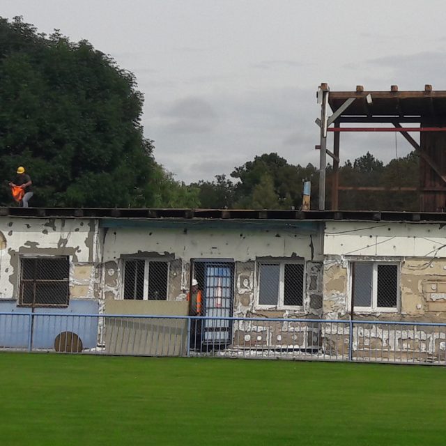 Bourání starých objektů na stadionu v Lounech. Vpravo ční k nebi ještě zbytek staré tribuny,  zbytek už je zbouraný | foto: Libor Želinský