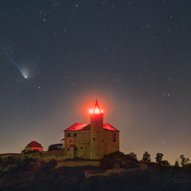 Kometa Olbers nad hradem Kunětický hora | foto: Petr Horálek,  Fyzikální ústav v Opavě