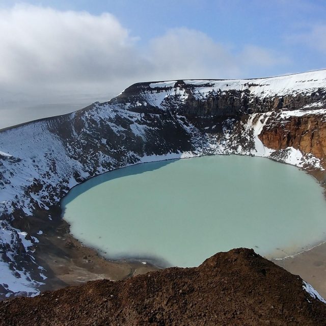 Jezero Viti v kaldeře sopky Askja na Islandu. Za hřebenem se rozkládá další,  větší jezero Öskjuvatn | foto: Pixabay,  Licence Pixabay