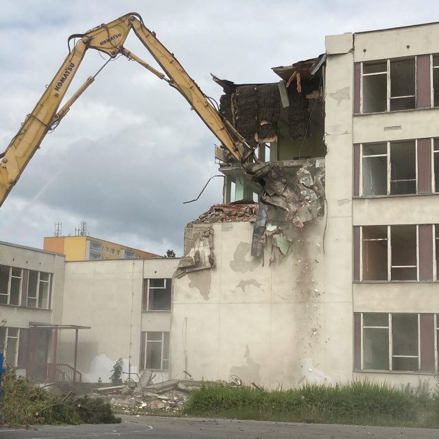 V Mostě začala demolice bývalé 17. základní školy. Na jejím místě bude stát parkovací dům | foto: Jan Beneš,  Český rozhlas