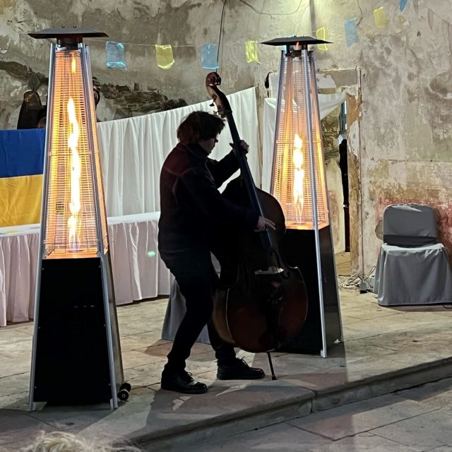 Kyjevský rodák kontrabasista Taras Voloshchuk v kostele svatého Michaela archanděla v Blatně | foto: Lucie Heyzlová,  Český rozhlas