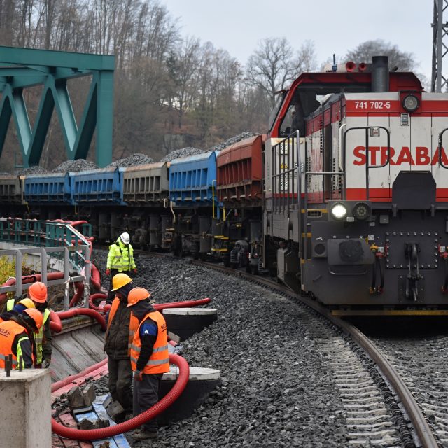 Zátěžové zkoušky mostu v Děčíně | foto: Daniela Pilařová,  Český rozhlas