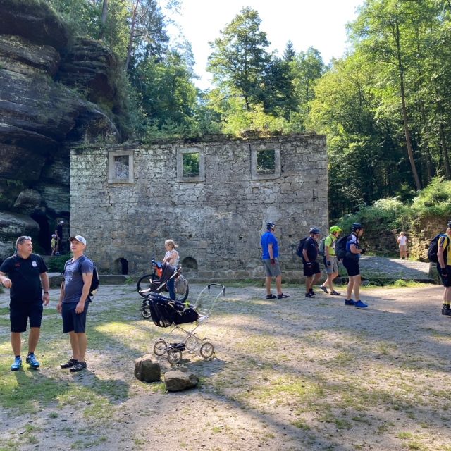 Turisté u Dolského mlýna | foto: Daniela Pilařová,  Český rozhlas,  Český rozhlas