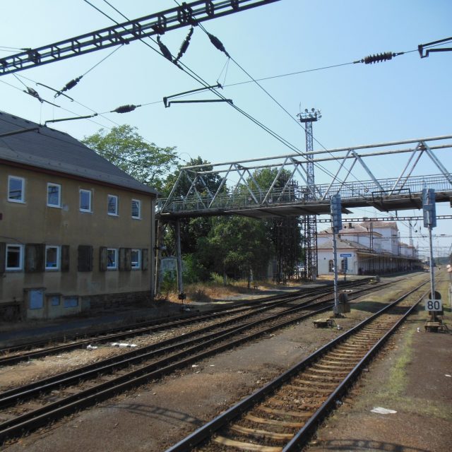 Chomutov,  nádraží a lávka | foto:  PatrikPaprika,  CC BY-SA 3.0