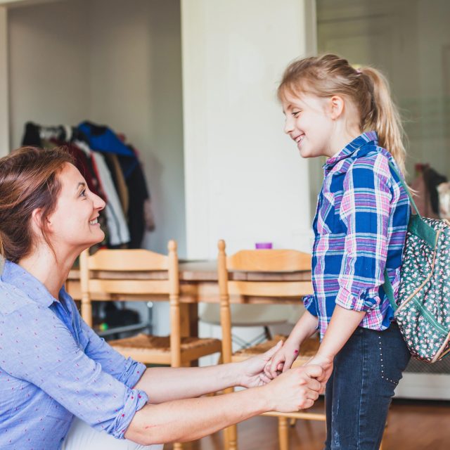 Školačka s maminkou  (ilustr. obr.) | foto: Fotobanka Profimedia