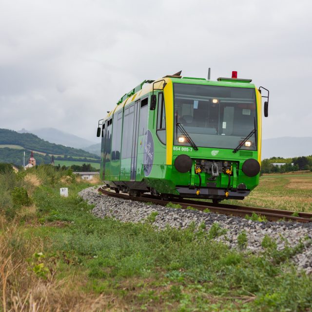 Po více než 12 letech se vracejí na Švestkovou dráhu pravidelné vlakové linky | foto: AŽD Praha