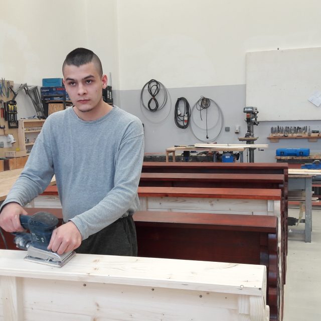 Odsouzení v truhlářské dílně věznice Nové Sedlo vyrábějí lavici do kaple | foto: Libor Želinský