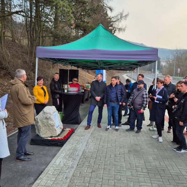 Výstavba nové trolejbusové trati mezi Krásným Březnem a Doběticemi začala | foto: Jan Bachorík,  Český rozhlas