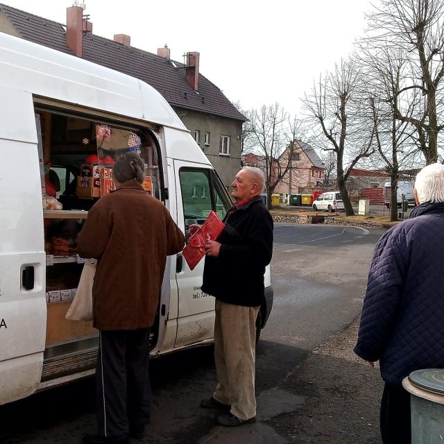 Pojízdná prodejna pečiva v Křemýži na Teplicku | foto: Jana Vitásková,  Český rozhlas