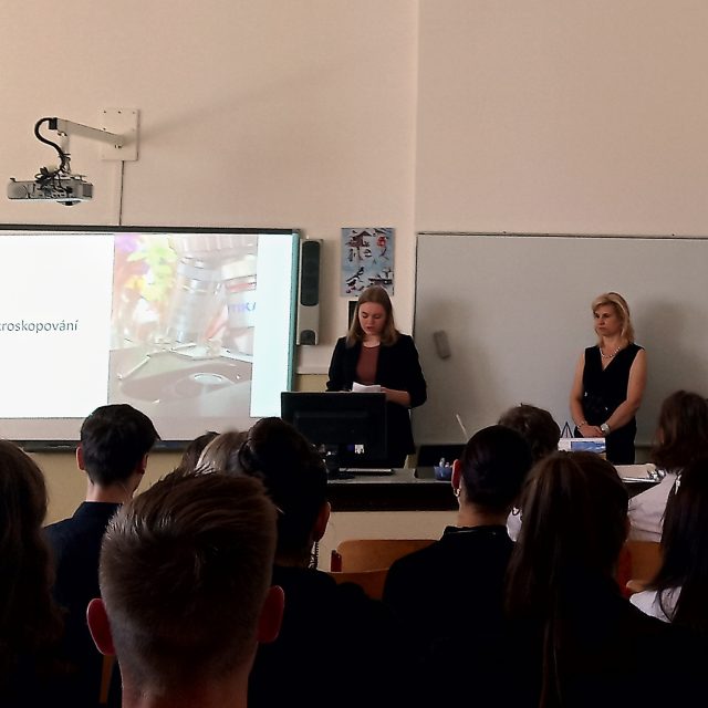 Studentka teplického gymnázia Eva Šmelhausová představuje svoji seminární práci o organismech v různých druzích mechů | foto: Jana Vitásková,  Český rozhlas