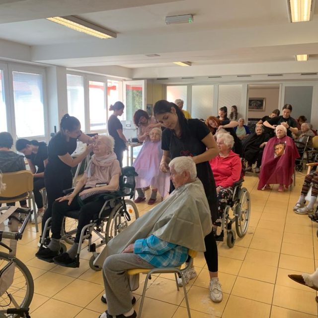 Salon krásy - dárek pro seniory z domova Naděje ve Zlíně | foto: Blanka Kovandová,  Český rozhlas