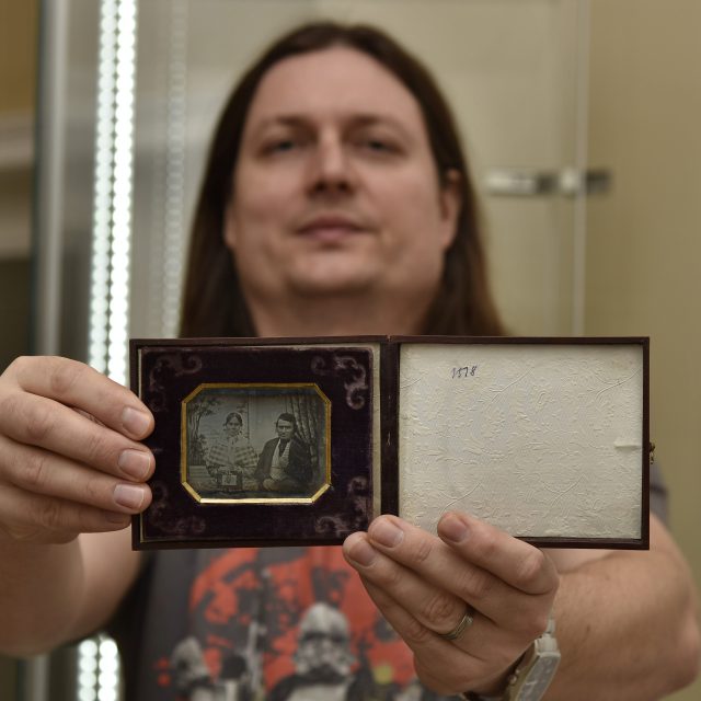 Portrét muže,  šestinová deska 7, 2 x 8, 1 cm,  datace 1845-1850,  anglo-americký typ | foto: Lucie Preclíková,  Muzeum města Ústí nad Labem