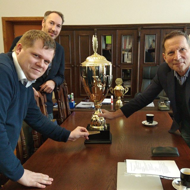 Starosta Loun Pavel Janda,  Jiří Karas,  jeden z trenérů plaveckého klubu Jazzmani Žatec a předseda České unie sportu Ústeckého kraje Zdeněk Kubec s cenou pro úspěšné sportovce | foto: Libor Želinský