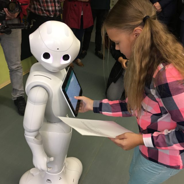 Školačka s robotem  (ilustr. obr.) | foto: Gabriela Hauptvogelová,  Český rozhlas