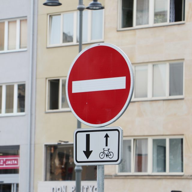 Cykloobousměrky jsou ulice,  kterými mohou cyklisté projíždět na rozdíl od aut v obou směrech | foto: Ludmila Opltová,  Český rozhlas Brno