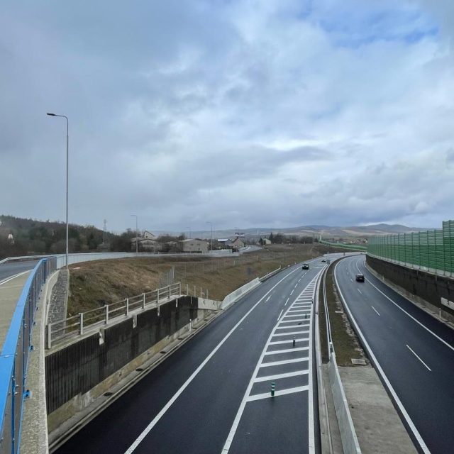 Majitelům některých domů v blízkosti dálnice D6 u Lubence praskají stěny,  jiným zas mizí voda ve studních | foto: Robin Röhrich,  Český rozhlas