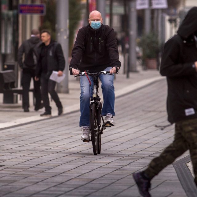 Od půlnoci z 18. na 19. března je povinné nosit na celém území České republiky roušky,  respirátory,  šátky nebo šály  | foto: statutární město Pardubice
