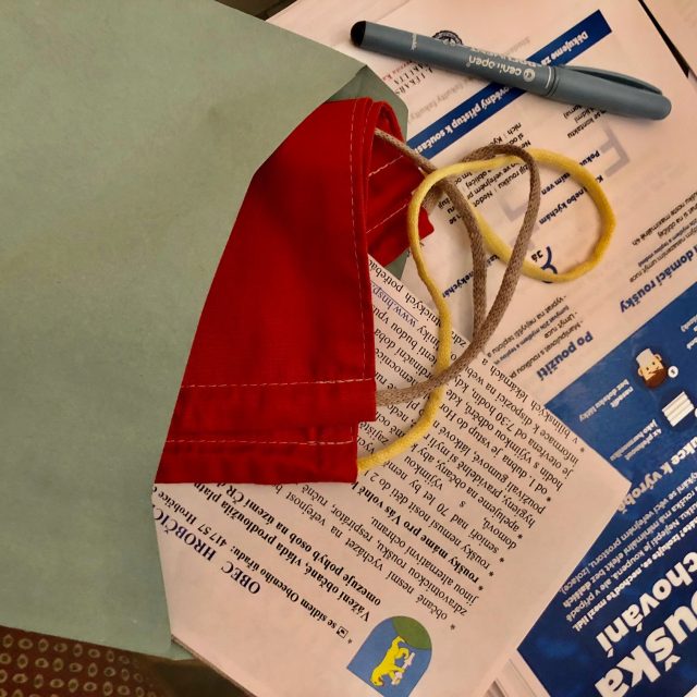 Hrobčice na Teplicku rozdají zhruba 200 obálek s rouškami a nabídkou pomoci do schránek obyvatel starších 60 let ve všech spádových obcích | foto: obec Hrobčice