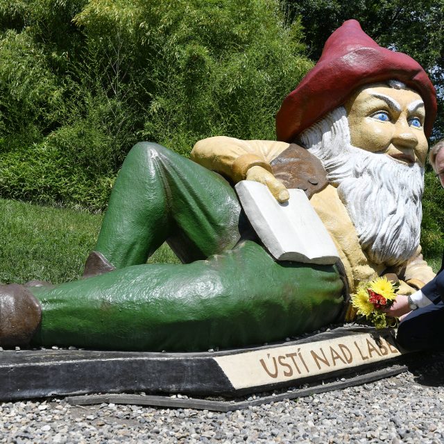 Václav Houfek s obřím trpaslíkem | foto: Muzeum města Ústí nad Labem