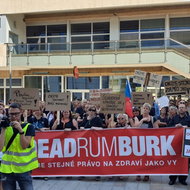 V Ústí nad Labem lidé demonstrovali za zachování péče v Lužické nemocnici v Rumburku | foto: Jan Bachorík,  Český rozhlas