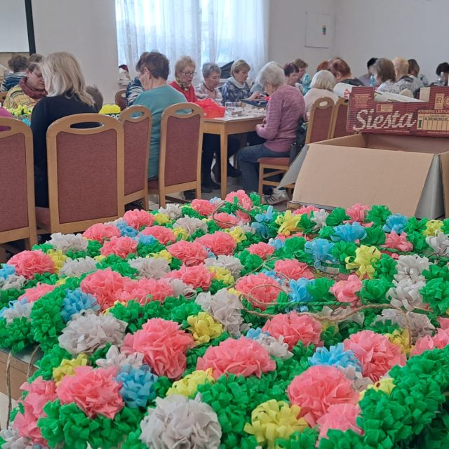 Kunovice,  přípravy na Jízdu králů 2024,  výroba růžiček | foto: Michal Sladký,  Český rozhlas