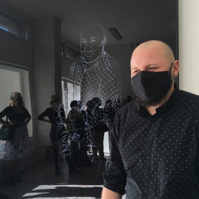 Miroslav Hašek připravil obraz své netradiční rodiny. Při zjevování a mizení různých postav se na obrazovce zjevují různé vztahy mezi nimi | foto: Gabriela Hauptvogelová,  Český rozhlas