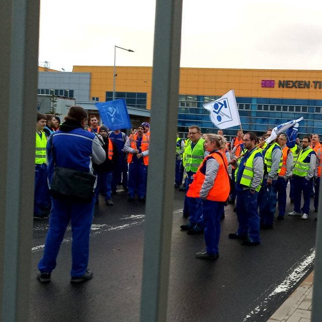 Zaměstnanci továrny na pneumatiky u Žatce zahájili 31. ledna stávku za vyšší mzdy | foto: Jana Vitásková,  Český rozhlas