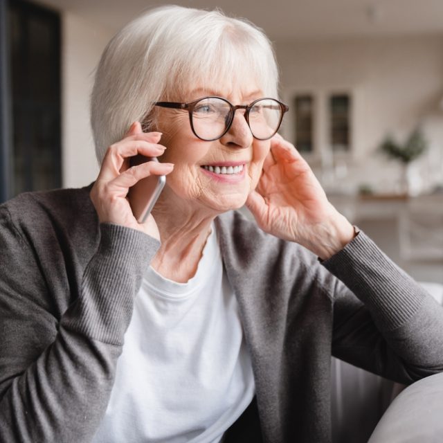 Seniorka telefonuje | foto: Shutterstock