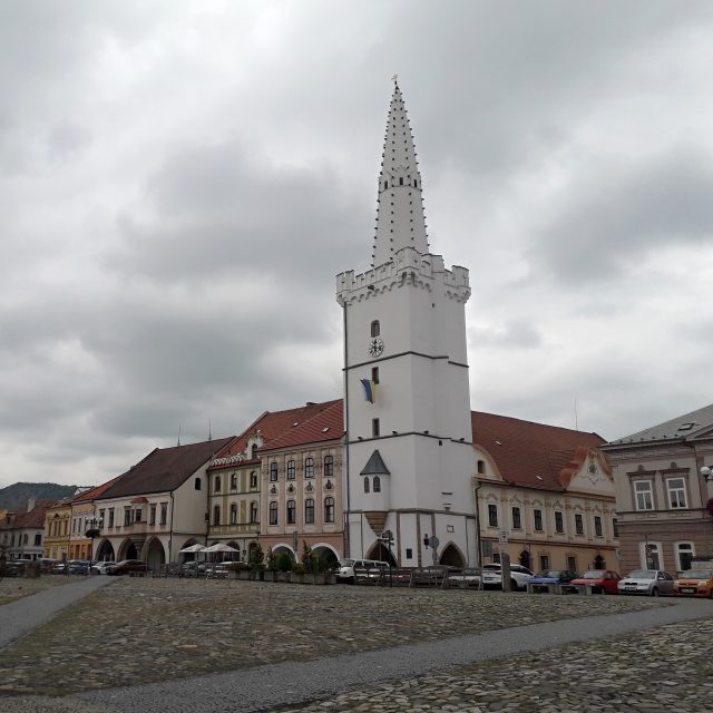 Radniční věž v Kadani s morovým sloupem.jpg | foto: Eva Bucharová,  Český rozhlas