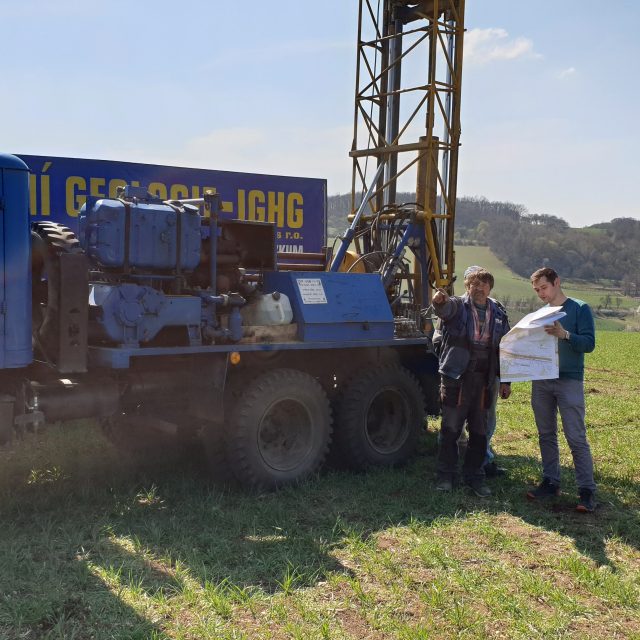 Geologický průzkum v místě budoucí Kladrubské spojky | foto: Jan Bachorík,  Český rozhlas